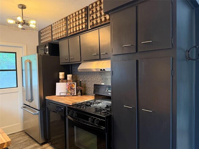 Building Photo - 4618 Englewood Dr