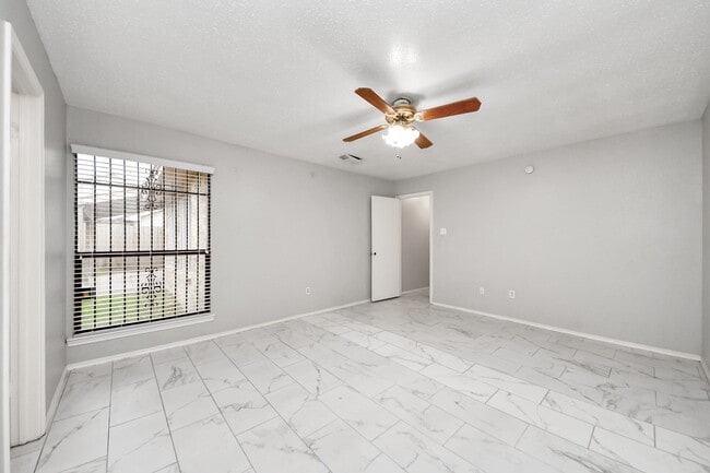 Building Photo - 527 Oakdale Dr