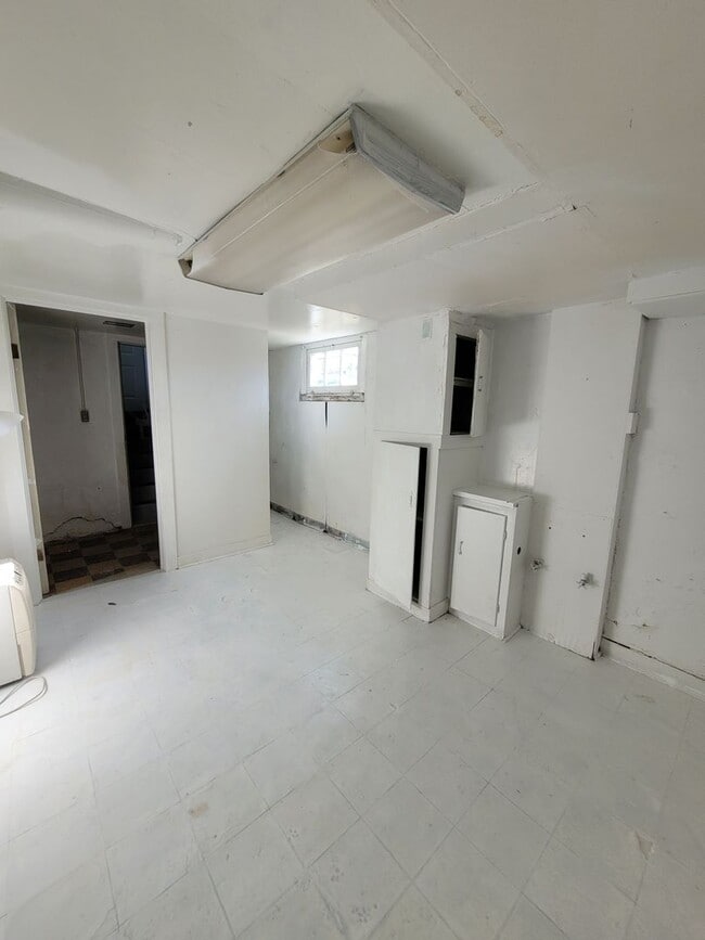 Building Photo - Charming 2-Bedroom, 1-Bathroom House for R...