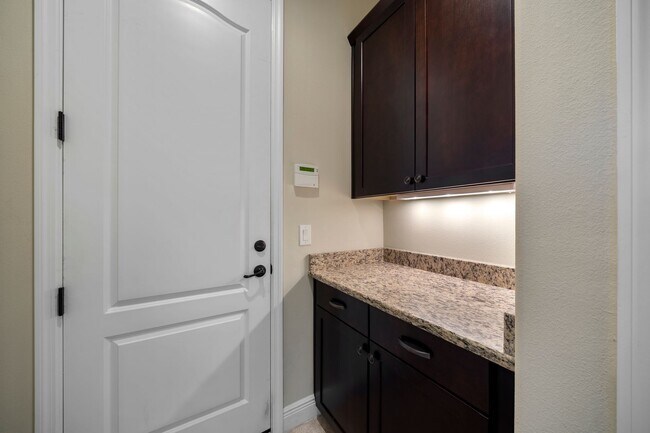 Building Photo - 3 BIG BEDROOMS, 3 FULL BATH MODERN HOME FOR RENT IN ARRIVAS VILLAGE!