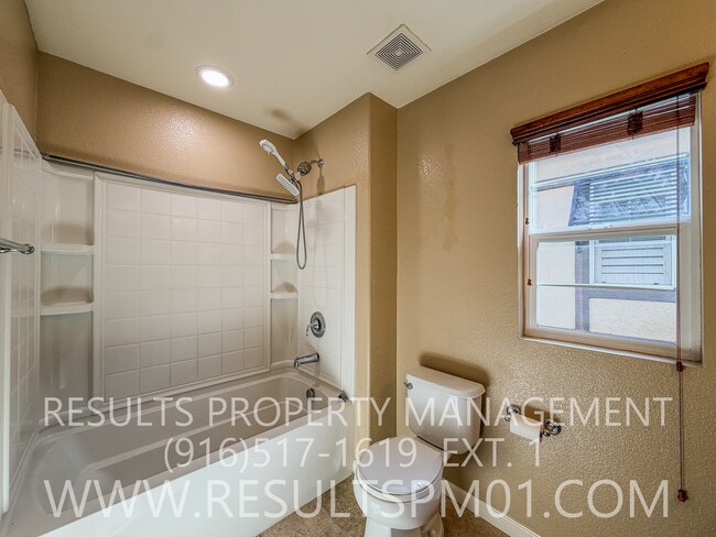 Building Photo - Lovely Courtyard Home 3 Bedroom w Bonus Rm