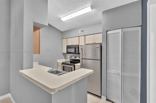 Building Photo - 2850 N Oakland Forest Dr