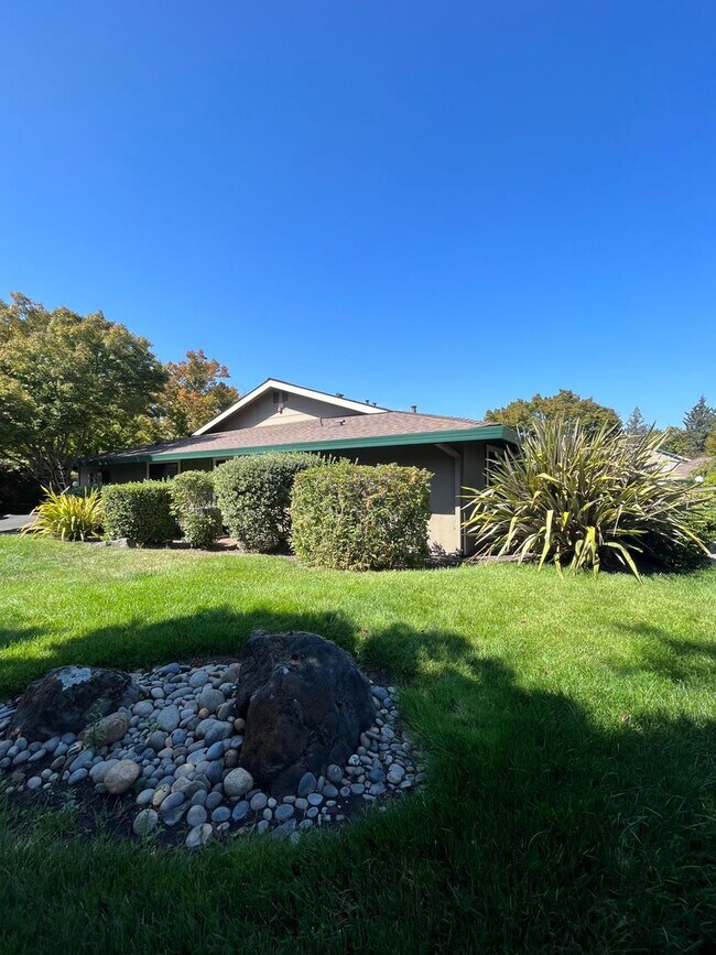 Building Photo - PURE Property Management Presents: Inviting single story two-bedroom condo in Rohnert Park!