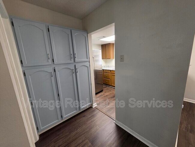 Building Photo - 851 Creekway Ct