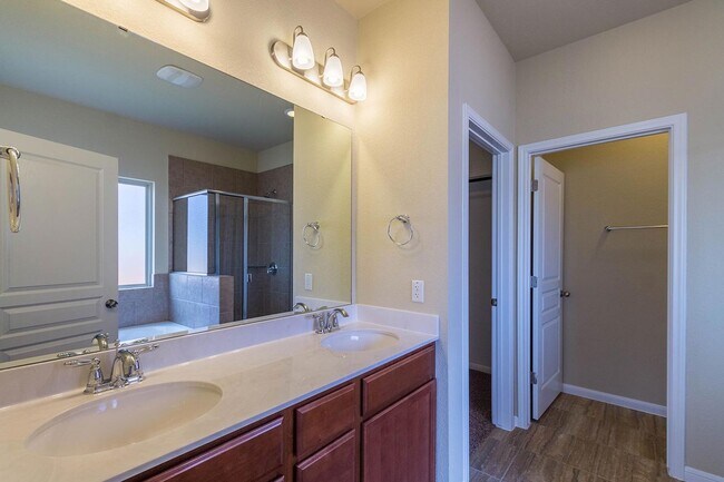 Building Photo - Spacious 4-Bedroom, 2-Bath Home in Hills o...