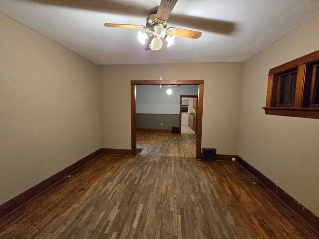 Building Photo - 2 bedroom plus large bonus room, large liv...