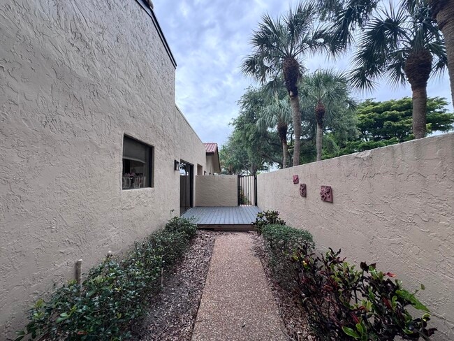 Building Photo - 6876 Palmar Ct