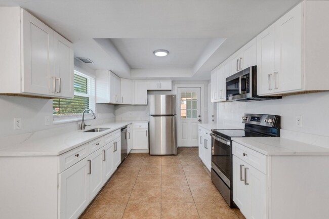 Building Photo - Modern Sarasota 3 Bedroom Home With Separa...