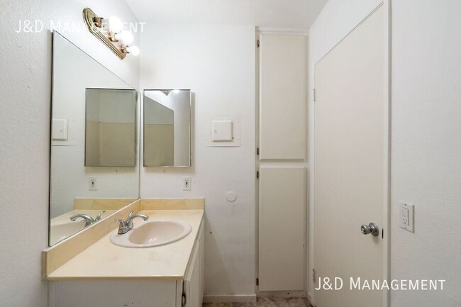 Building Photo - Gorgeous New Remodeled Apartment in North ...