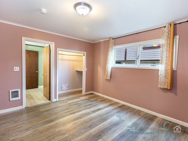 Building Photo - $500 OFF Special - Beautiful 4 Bed/1 Bath Home in Astoria