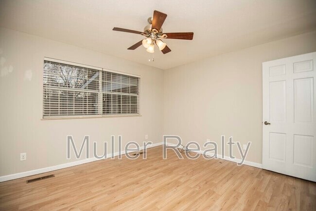 Building Photo - 11719 S Williamsburg Dr