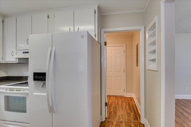 Building Photo - 608 Cedarwood Ct