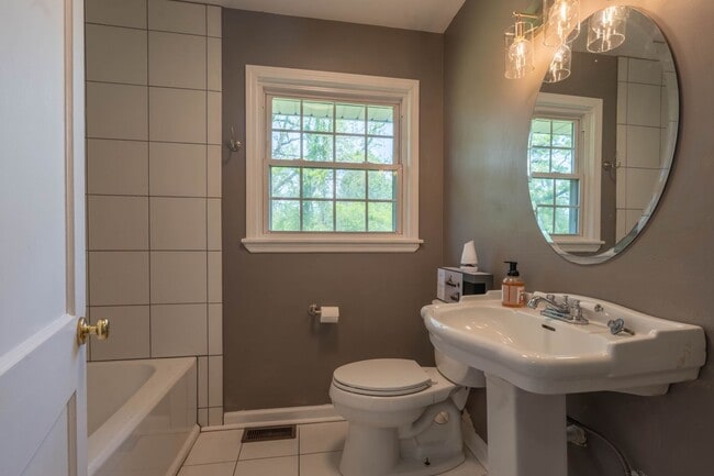 Building Photo - Beautiful 3 bed and 1 bath house in Johnso...