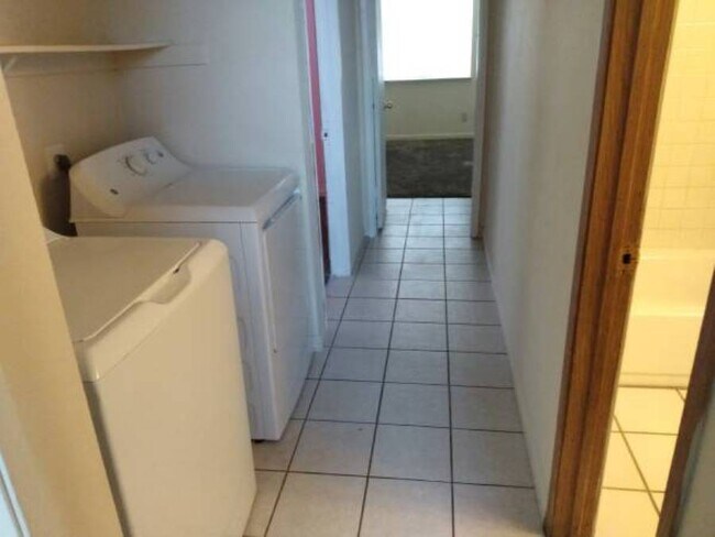 Building Photo - 2112 Sun Ave