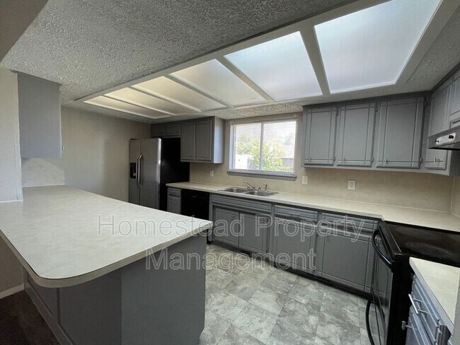 Building Photo - 8937 N Eagle Ln