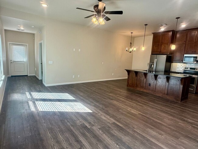 Building Photo - Large 3 Bed, 2 Bath in Beautifully Well-Maintained Neighborhood