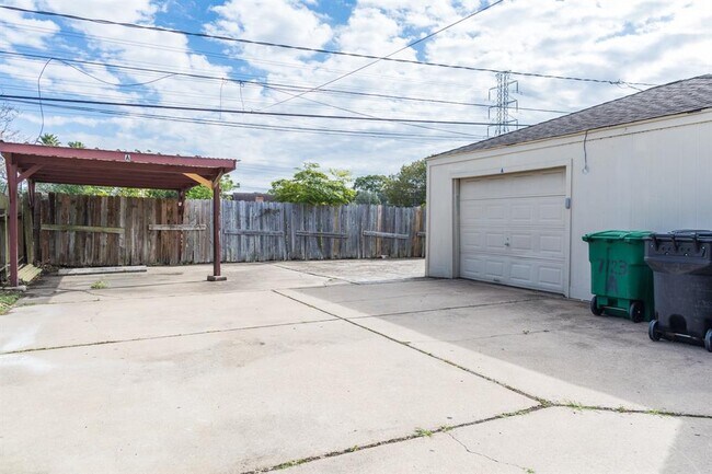 Building Photo - 7123 S Gessner Rd