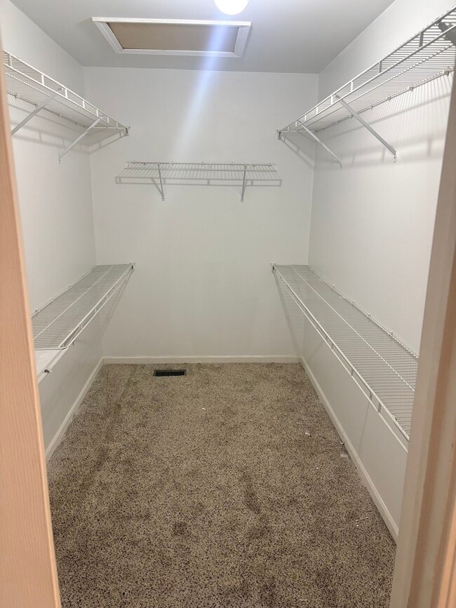 Building Photo - 610 Daisy Ln