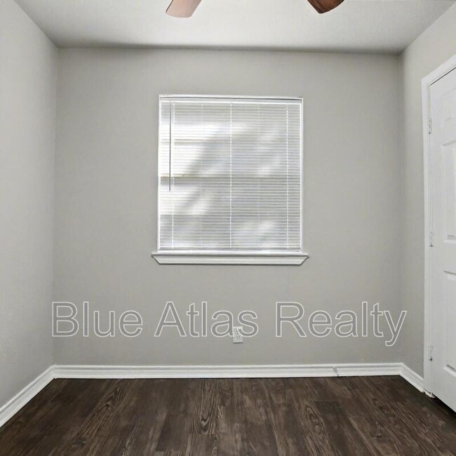 Building Photo - 1613 Continental Dr