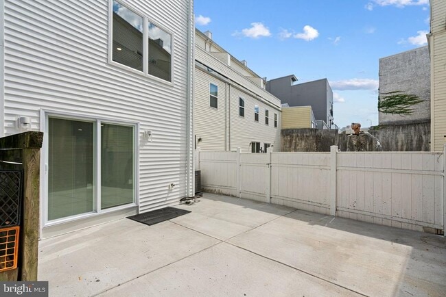 Building Photo - 1124 Dunton St