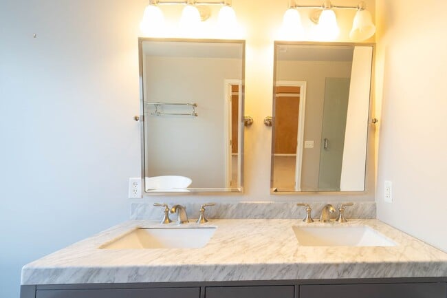 Building Photo - Updated Faircrest 4 BD 3.5 BA Townhome