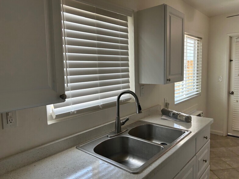 Building Photo - 37188 Melrose Dr