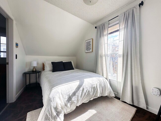 Building Photo - 13 Center St