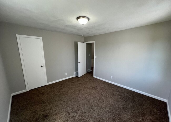 Building Photo - Modern 2-Bed, 1-Bath Duplex with Garage & Basement Storage