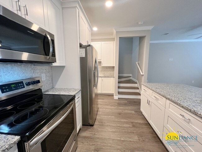 Building Photo - Custom Fort Walton Beach Townhouse in Gated Community!