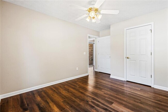 Building Photo - 815 Village Pl