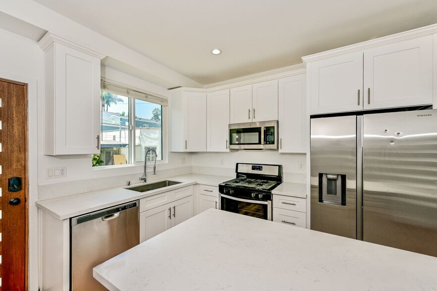 Building Photo - 872-878 Serrano Place
