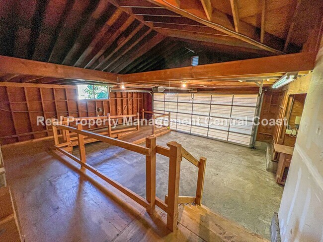 Building Photo - AVAILABLE OCTOBER - Large 4 Bedroom / 3 Ba...