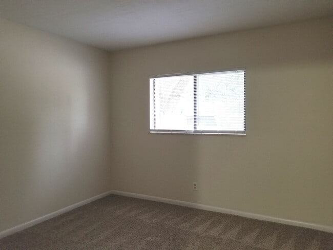 Building Photo - *MUST SEE* Southside Condo with Pool