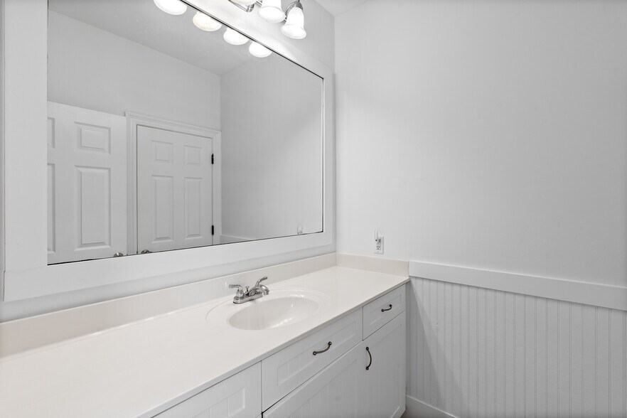 Building Photo - 80 Saint Simon Cir