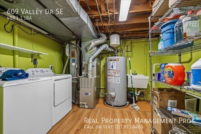 Building Photo - 609 Valley Dr SE