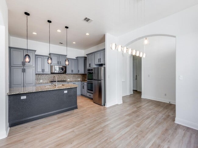 Building Photo - 15224 Glen Heather Dr