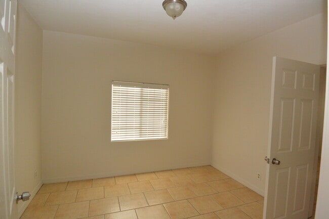 Building Photo - NW Home