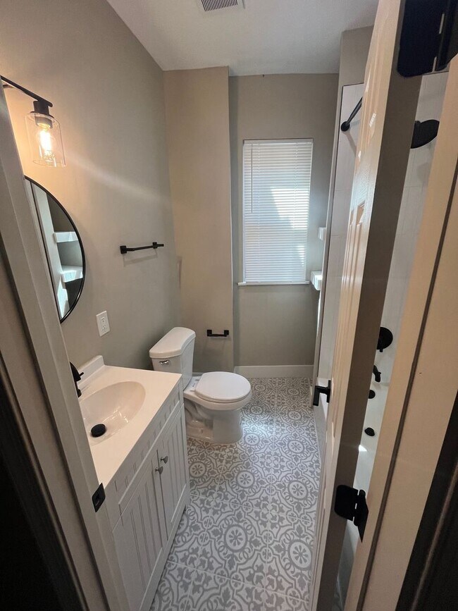 Building Photo - Newly Renovated 4BR/2BA Family Home in Win...