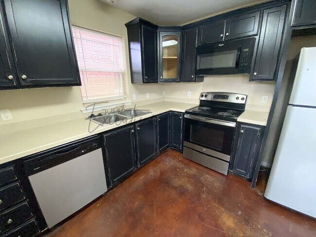 Building Photo - 2-Bed, 2.5-Bath Townhouse – Walk to McNeese State University!