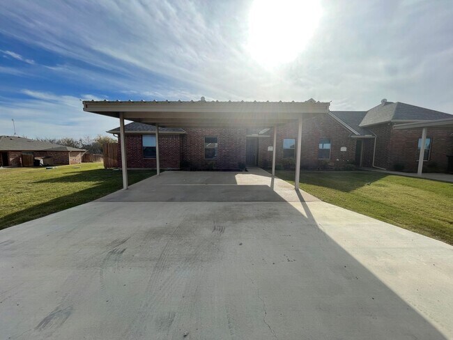 Building Photo - 100/102 Crossbow Ct.