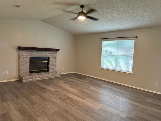 Building Photo - 3 Bedroom in Springhill ISD