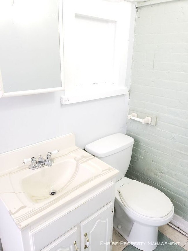 Building Photo - 5 Bedroom 1.5 Bath House in Allentown