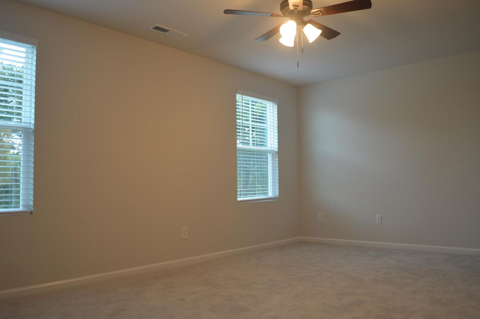 Building Photo - Room in Townhome on Southern Magnolia Dr