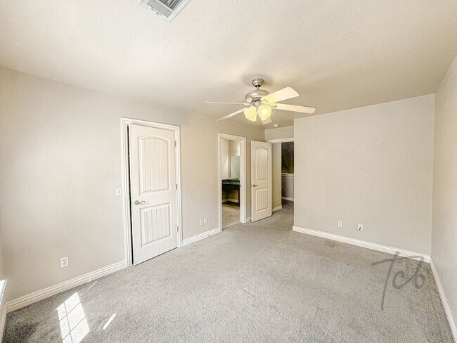 Building Photo - 912 S Wood Ave