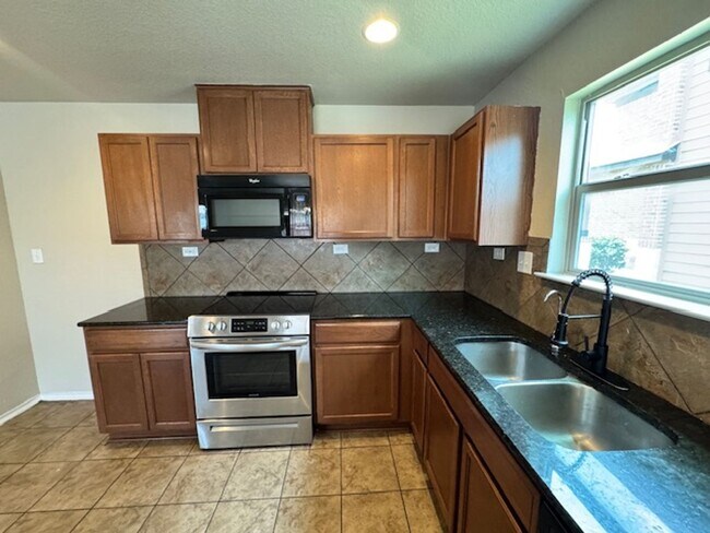 Building Photo - Ready for Move In! Spacious 4 bedroom 3 ba...