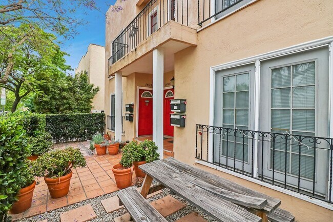 Building Photo - 1435 N Las Palmas Ave