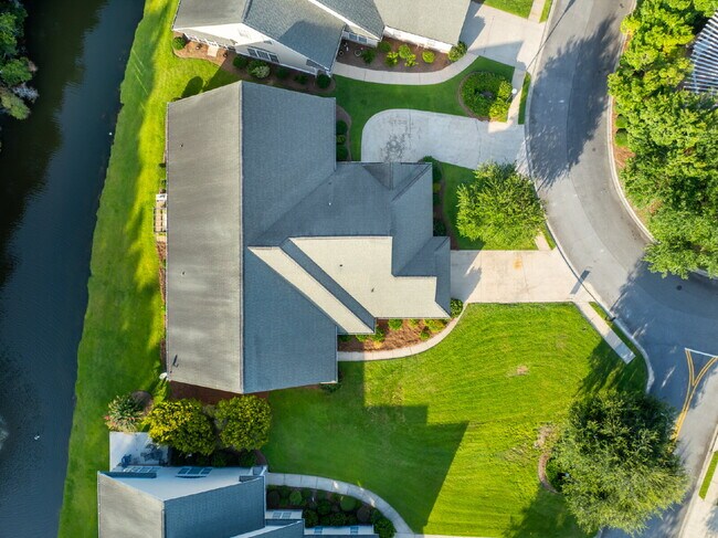 Building Photo - Large townhome in the Desirable Southbridge Community