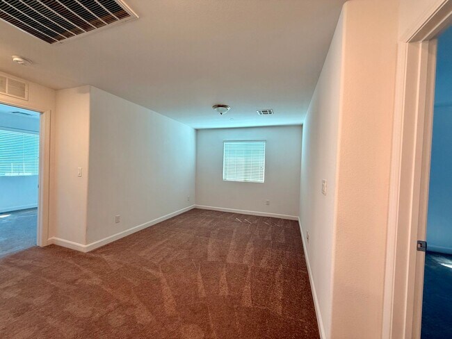 Building Photo - 3 BED 2.5 BATH 2 CAR GARAGE TOWNHOUSE WITH LOFT, COMMUNITY POOL & PARK!