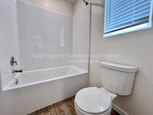 Building Photo - 6596 E Cresthaven Dr