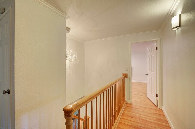 Building Photo - 4Bd/2.5Ba Mercer Island House